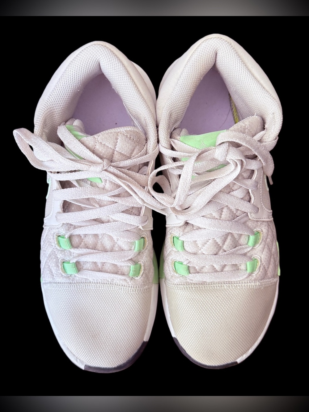 Nike LeBron Witness 8 basketball shoes in a Light Bone and Vapor Green Size 8.5